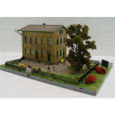 Diorama "Schule" mit beleuchtetem Auto