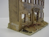 Fertigmodell "Stadthaus Ruine" aus Pola Bausatz 166